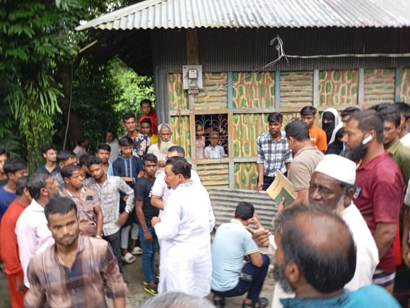 ছেলের দায়ের কোপে মায়ের মৃত্যুর ঘটনা শুনে নিহতের বাড়িতে স্থানীয় মানুষেরা ভিড় করেন